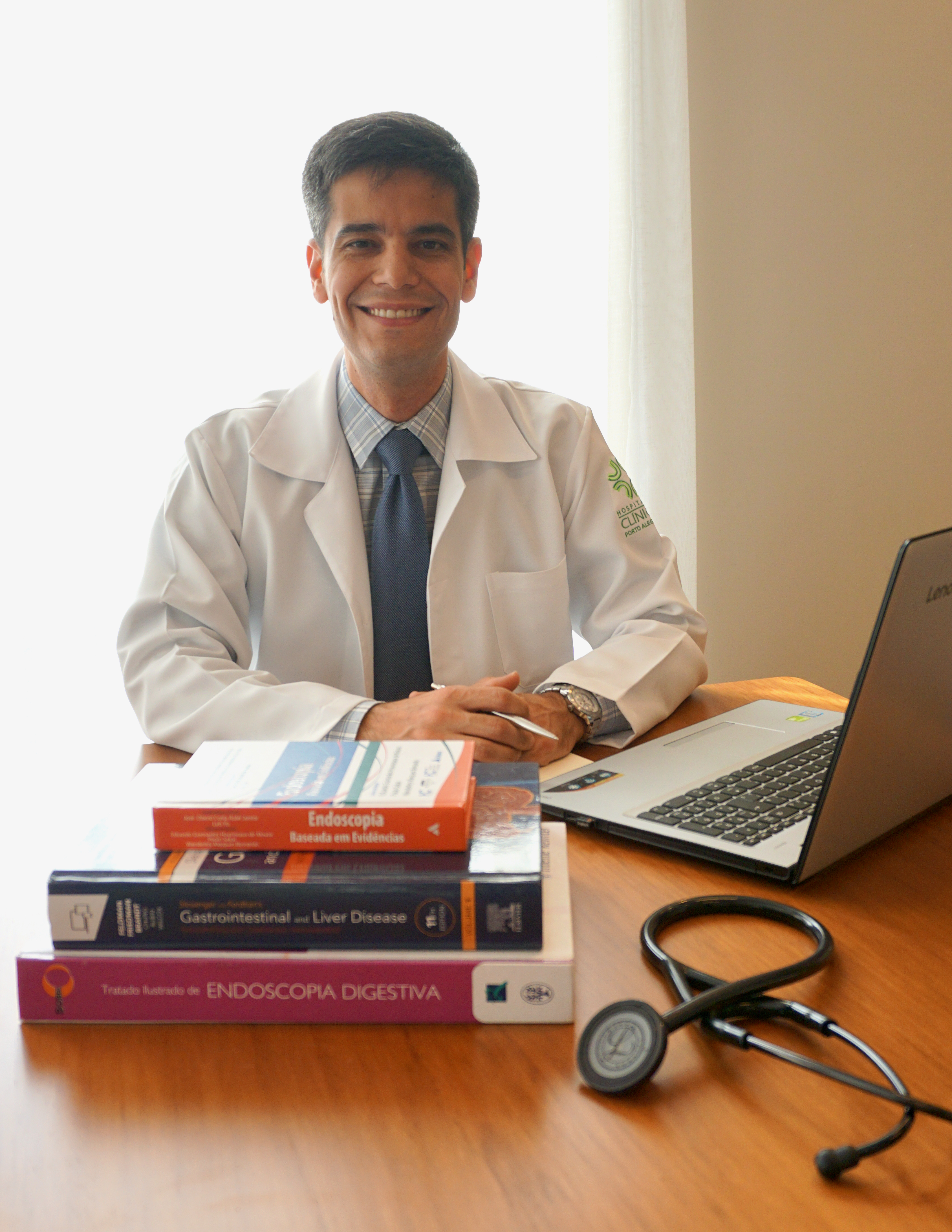 Dr. Rafael Picon no consultório